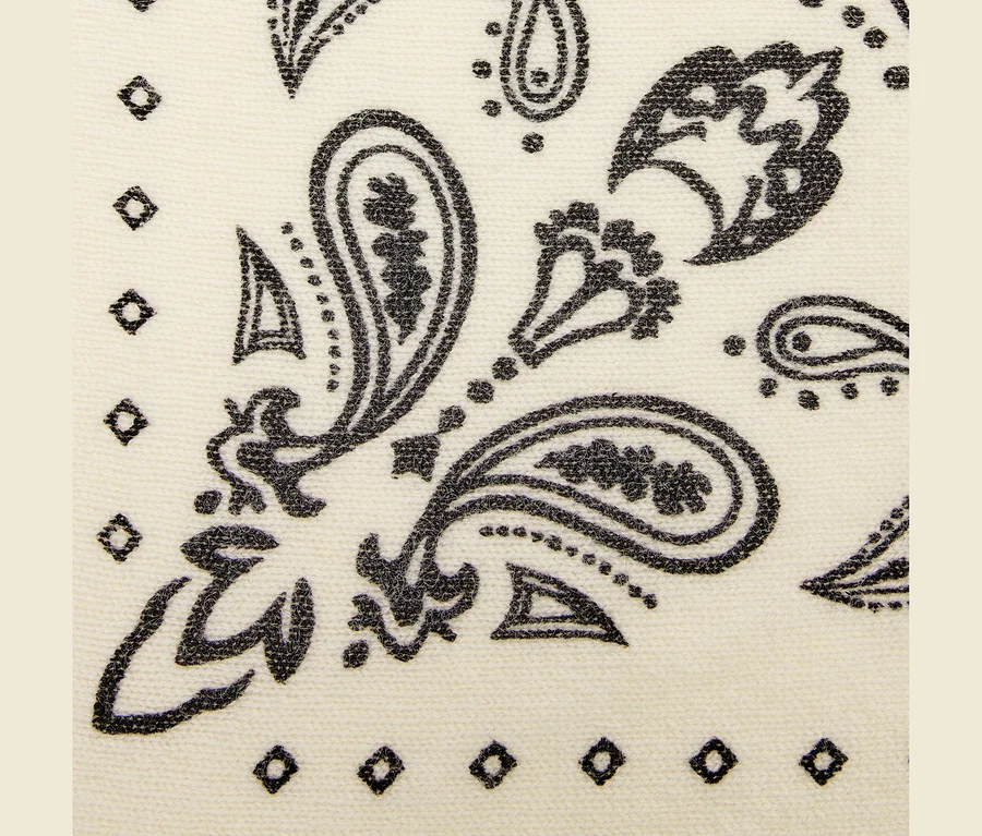 Bandana tricoté en laine et cachemire crème avec un motif cachemire noir.