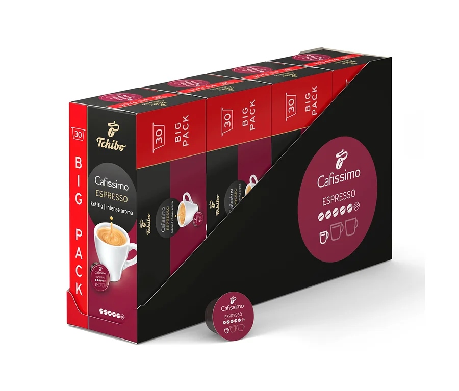 Un présentoir noir contient plusieurs paquets rouges et noirs de 30 capsules Cafissimo Espresso corsé. Une capsule foncée est posée devant.