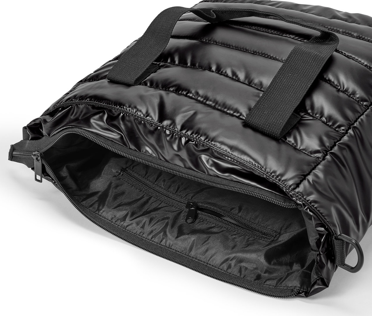 Sac fourre-tout noir matelassé ouvert avec des poignées noires et une poche intérieure zippée.