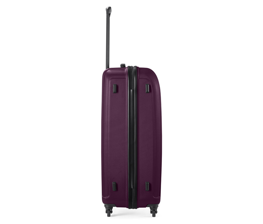 Une valise rigide violette de grande taille avec une fermeture éclair noire et une poignée télescopique.