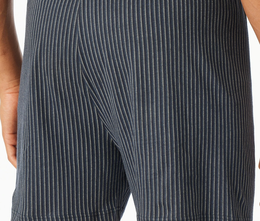 Vue arrière d'un homme portant un short rayé.