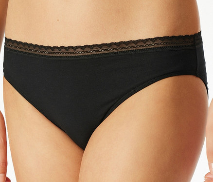 Gros plan sur une culotte noire pour femme avec de la dentelle à la taille.