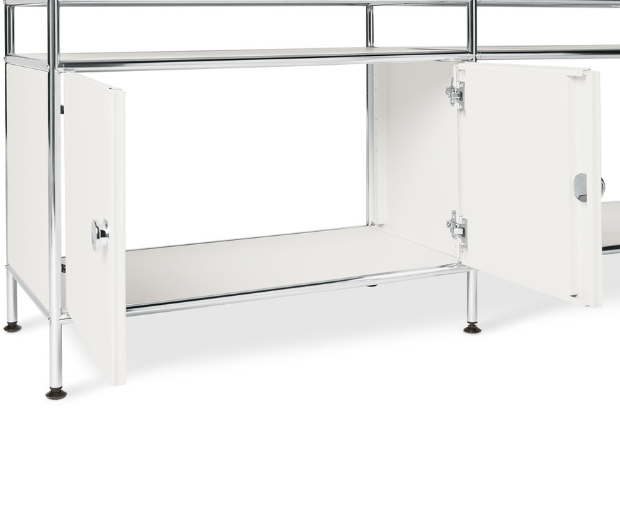 Gros plan sur un ensemble de portes supplémentaires en métal « CN3 » blanc avec des portes ouvertes.