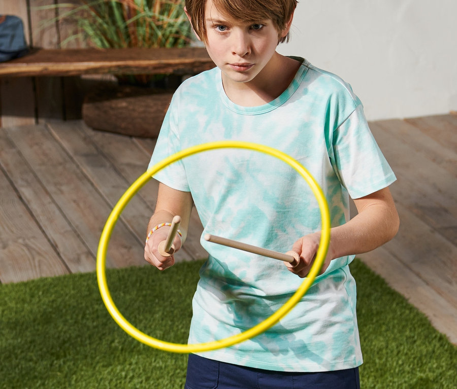 Garçon jouant au jeu « anneau volant ».