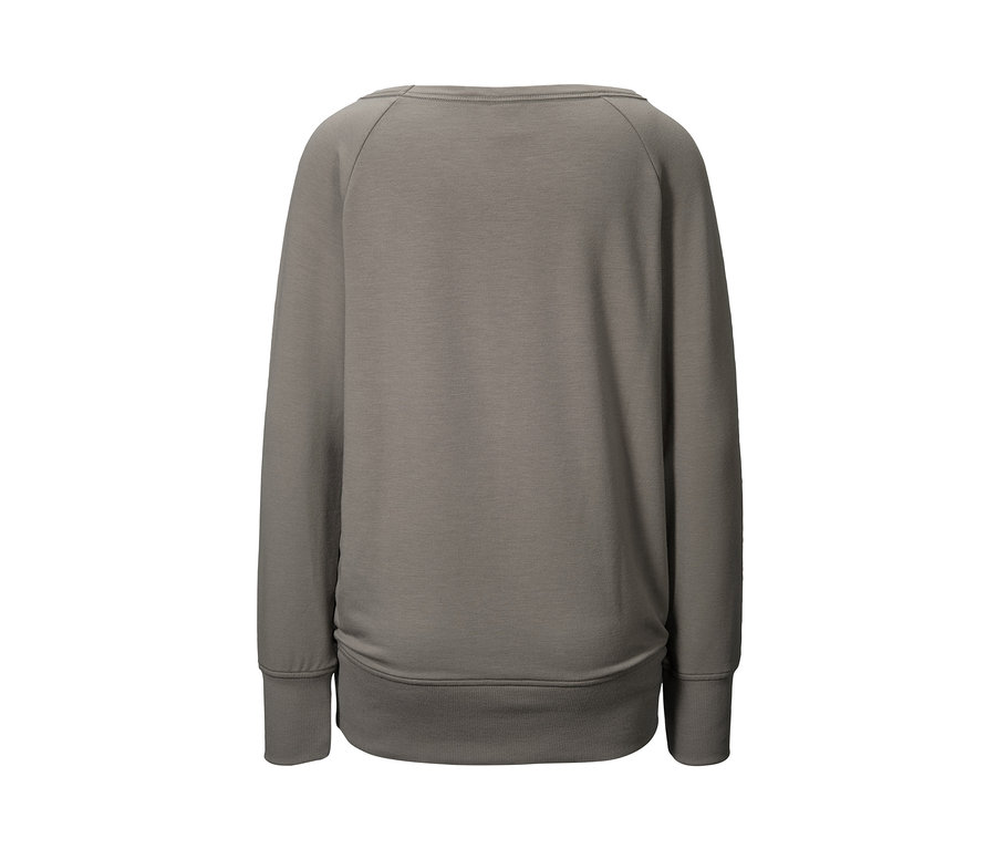 Détail d'un sweat-shirt de yoga gris.