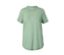 T-shirt long vert avec manches retroussées.