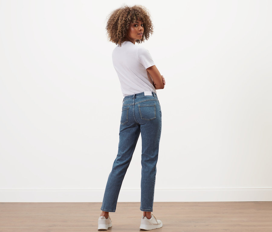 Femme posant en jean droit en denim « Fit Juna », bleu moyen.