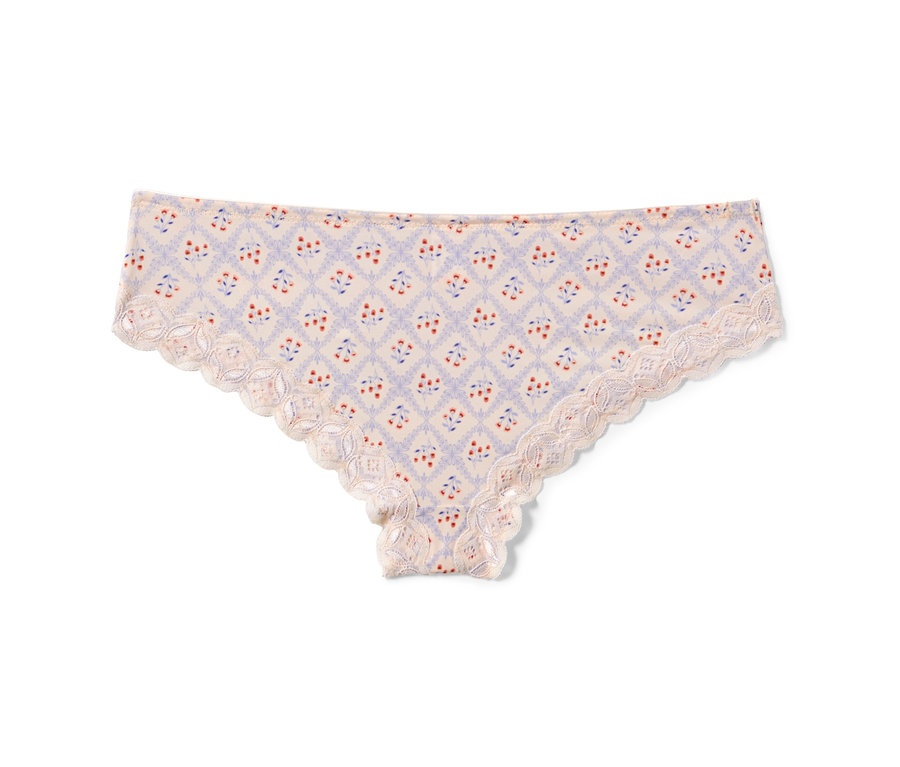 Un slip brésilien crème avec un imprimé fleuri sur fond blanc.
