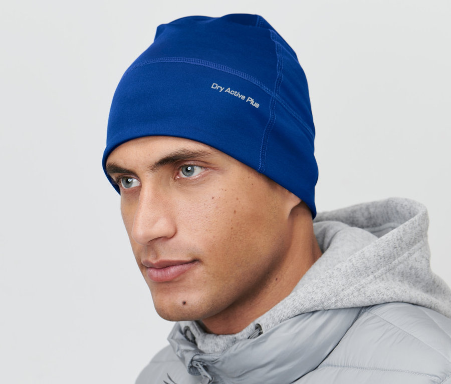 Un homme porte un bonnet fonctionnel bleu.