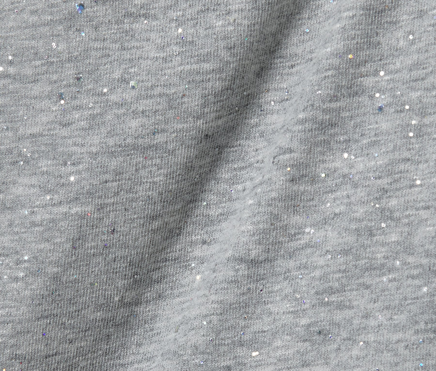 Gros plan sur 2 leggings scintillants gris pour enfant.