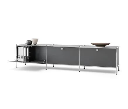 Meuble bas en métal « CN3 » gris avec 3 abattants, dont un ouvert et vue sur des classeurs à l'intérieur.