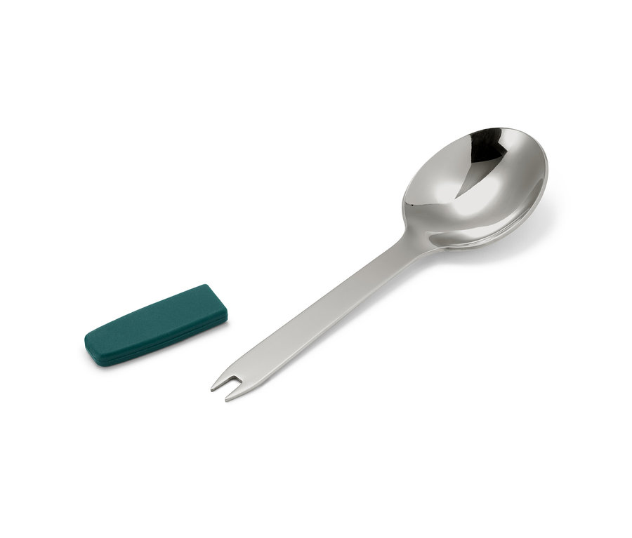 Une cuillère argentée et un étui vert sur fond blanc.