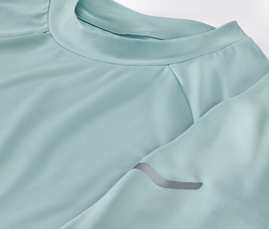 Détail d'un t-shirt technique à manches longues bleu clair.