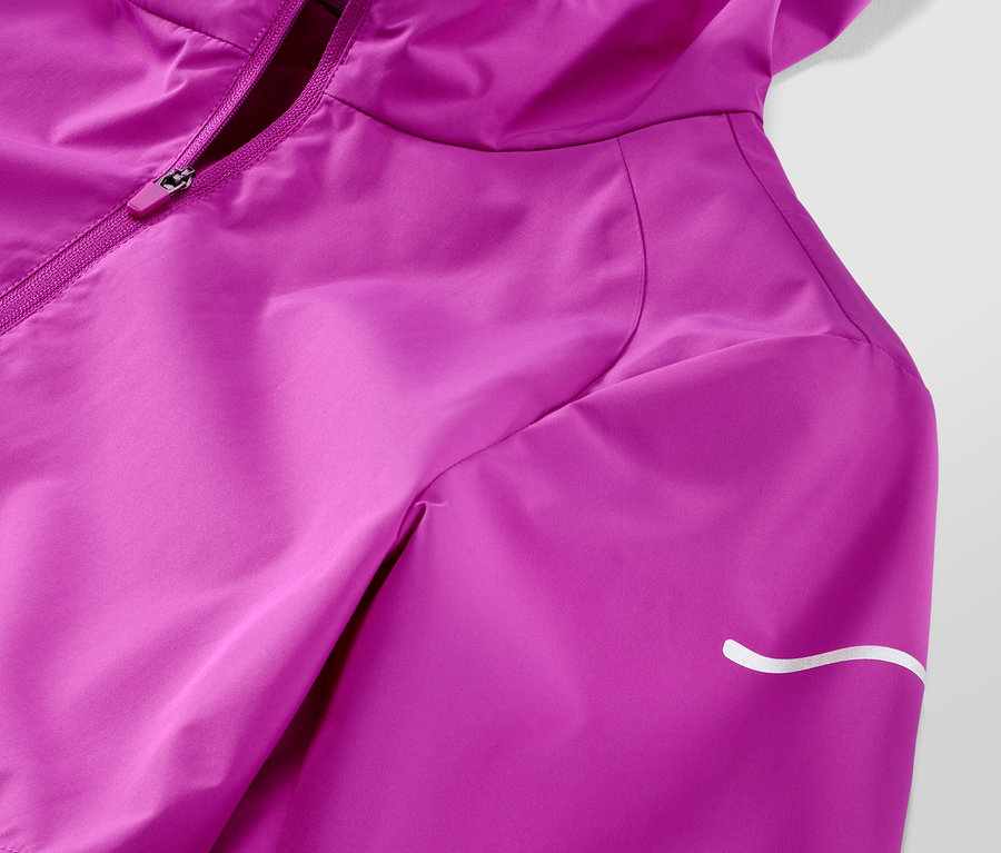 Détail de la veste de course coupe-vent rose baie fluo.