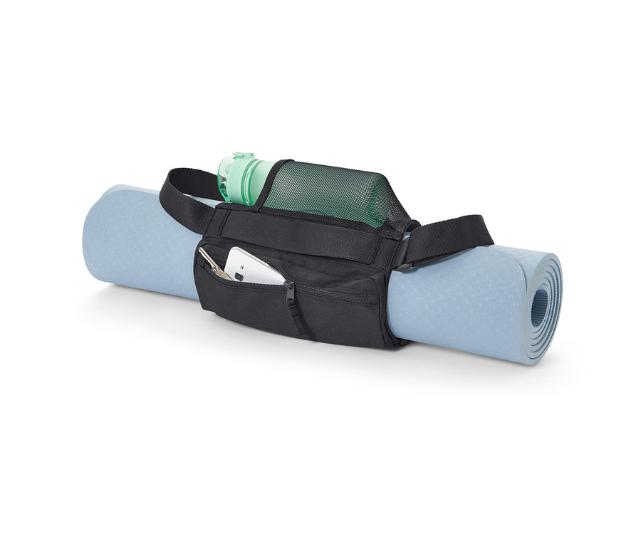 Un tapis de yoga bleu est fixé avec une bandoulière à tapis noire. Un téléphone portable et des clés se trouvent dans la poche de la bandoulière, et une bouteille d'eau verte se trouve dans la poche en filet.