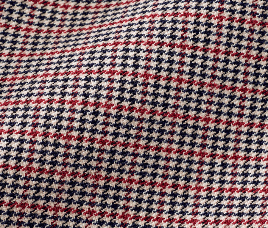 Gros plan d'un pantalon stretch à carreaux.