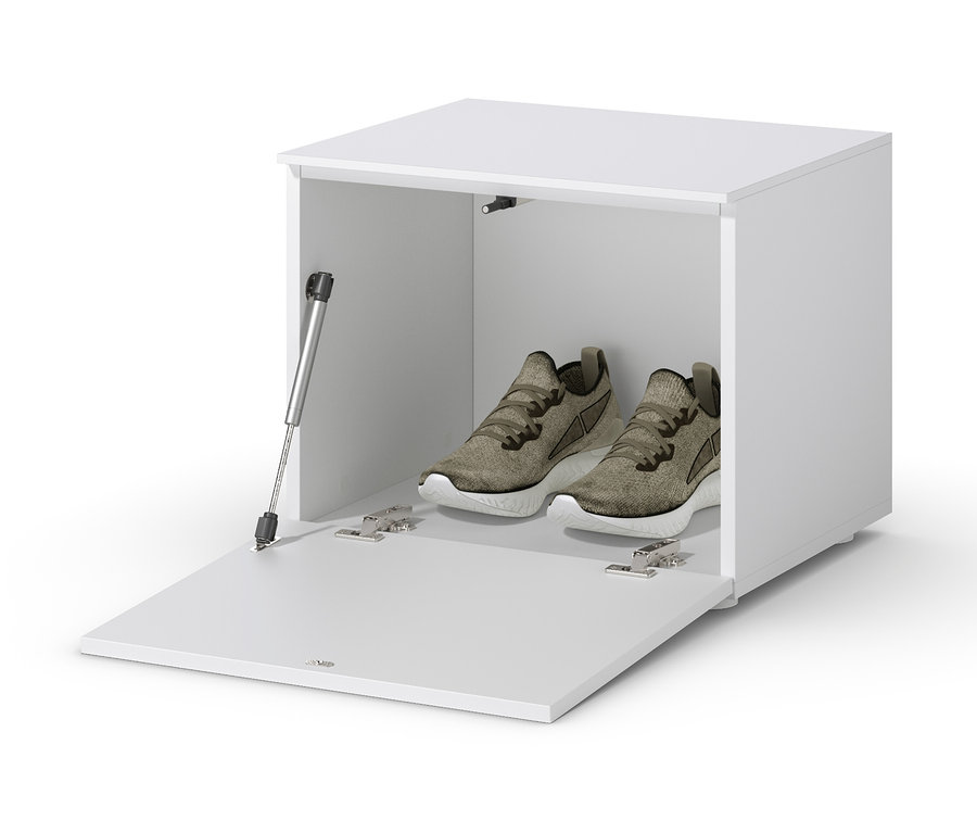 Dans un banc blanc ouvert, env. 50 cm, se trouve une paire de chaussures marron.