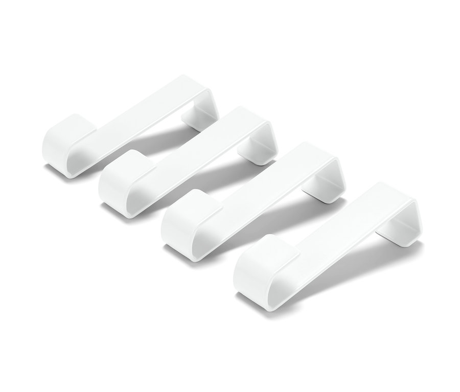 Quatre crochets de porte blancs.