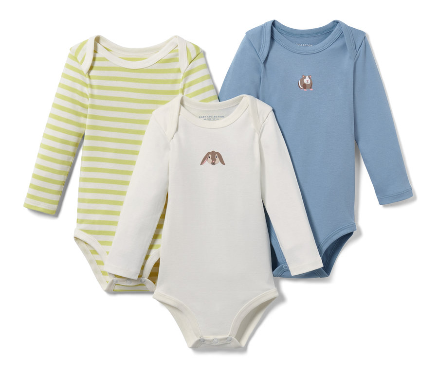 Trois bodies à manches longues pour bébé : un vert et blanc rayé, un blanc avec un motif de lapin et un bleu avec un motif de cochon d’Inde.