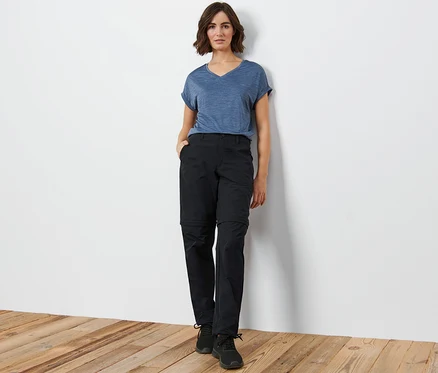 Femme posant en pantalon fonctionnel 2 en 1 noir.