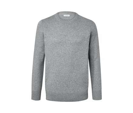 Pull gris à encolure ronde.