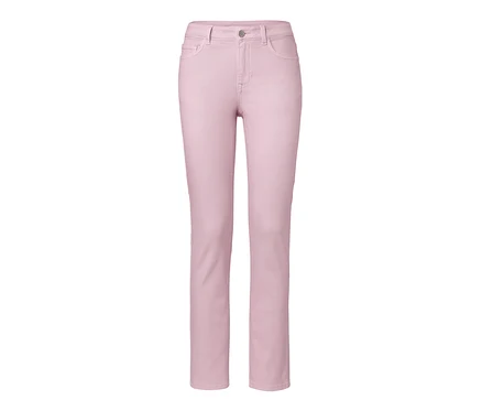 Jean coloré rose coupe « Emma » sur fond blanc.