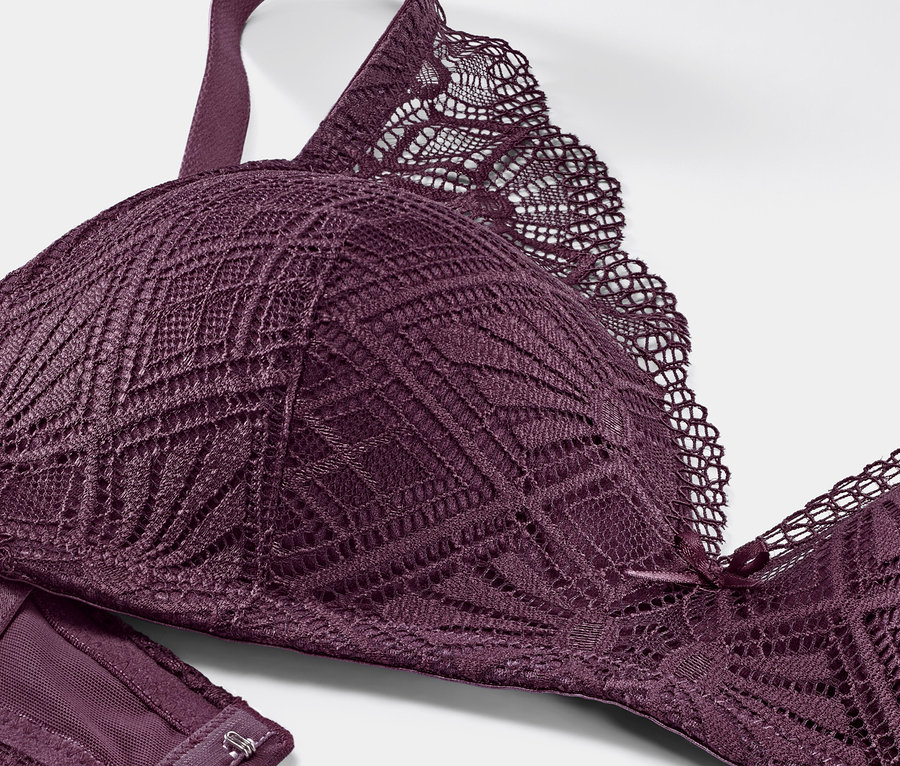 Détail d'un soutien-gorge à coques souples en dentelle violette.