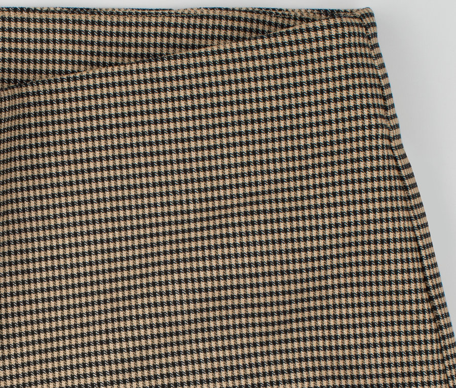 Gros plan sur un pantalon stretch avec jacquard pied-de-poule.