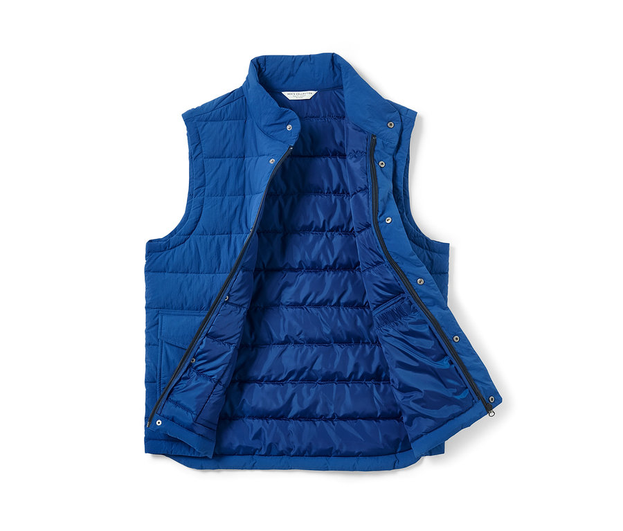 Veste sans manches matelassée bleue ouverte.