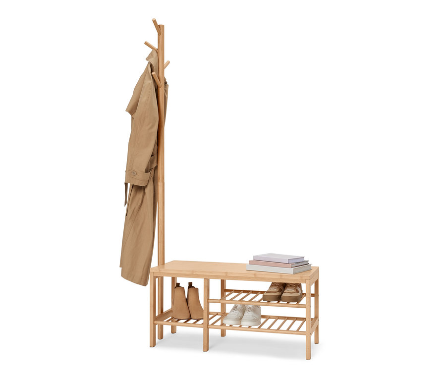 Un banc avec portant en bambou avec des chaussures et des livres.