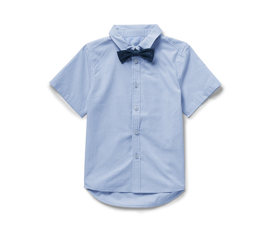 Chemise bleu clair à manches courtes avec un nœud papillon bleu foncé à pois blancs.