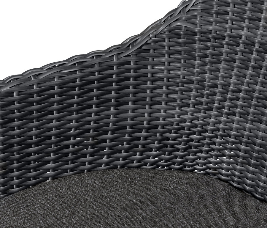 Gros plan sur une chaise à coque avec tressage en polyrotin et coussin d'assise en tissu gris.