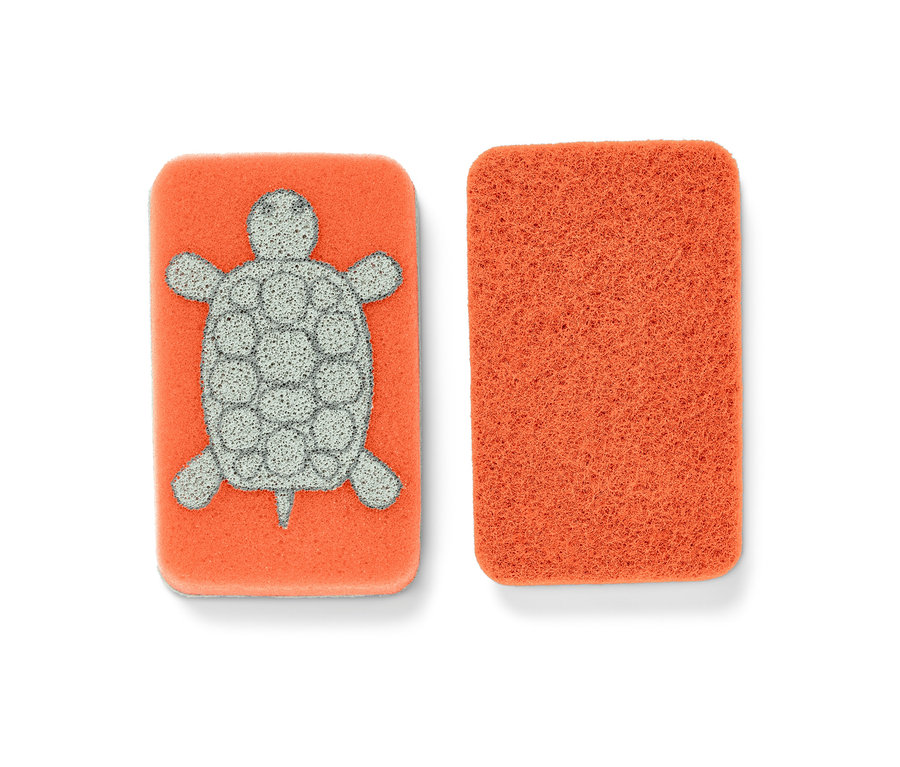 Deux éponges de nettoyage orange, dont une avec un motif de tortue.