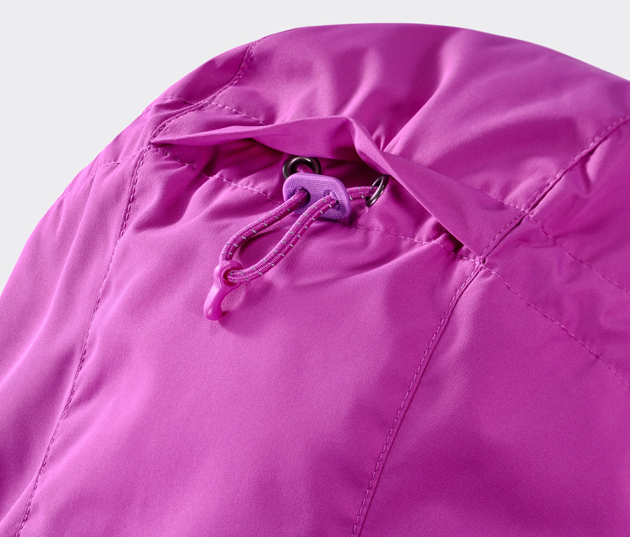 Gros plan sur la capuche de la veste de course coupe-vent rose baie fluo.