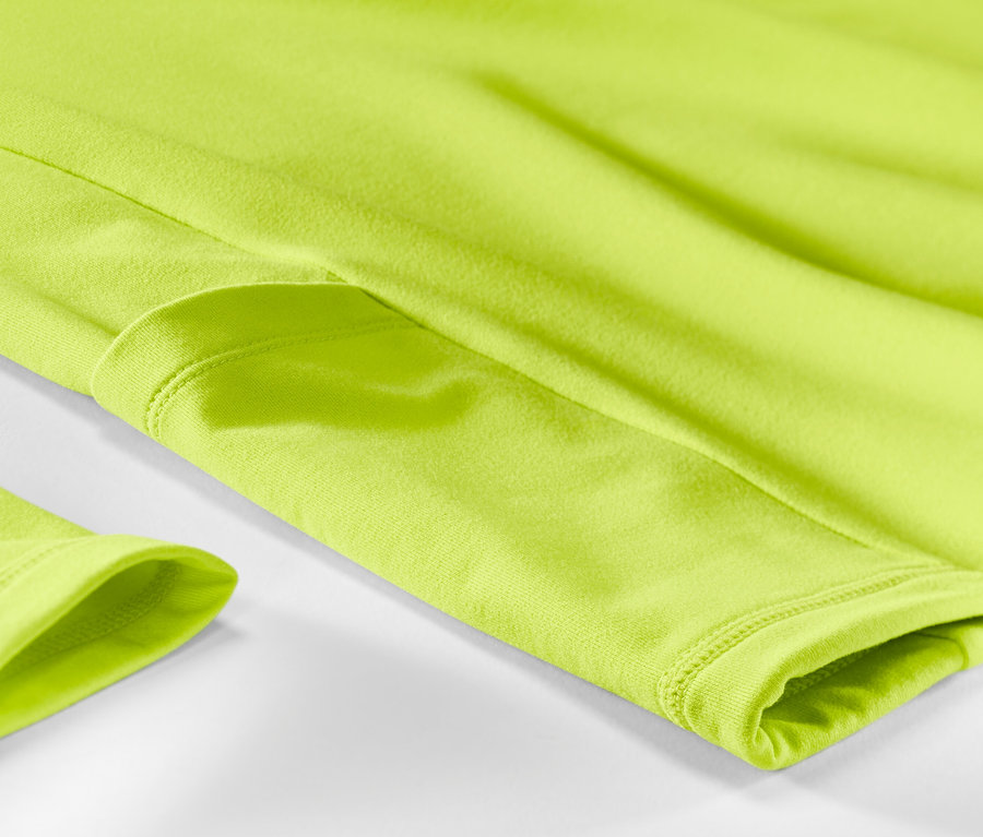 Gros plan sur un t-shirt technique thermique vert fluo.