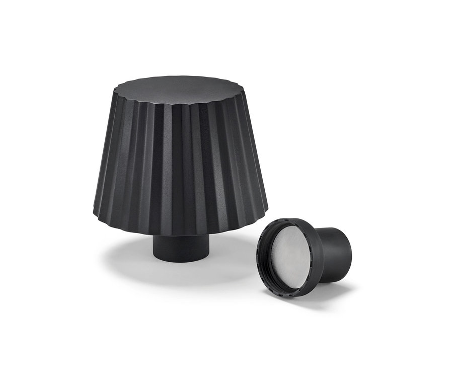 Une bouteille lumineuse à LED noire et son bouchon sont posés l'un à côté de l'autre sur un fond blanc.