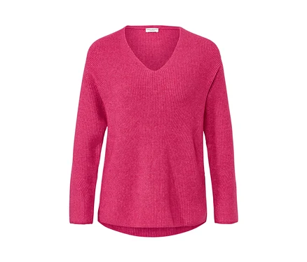 Pull en grosse maille framboise avec encolure en V.