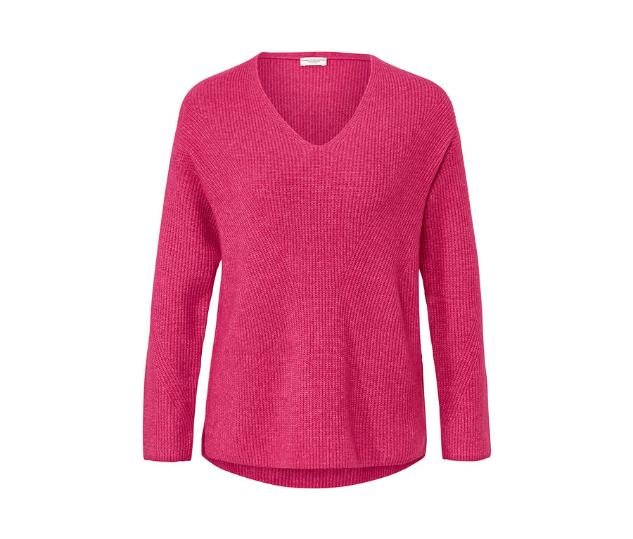 Pull en grosse maille framboise avec encolure en V.