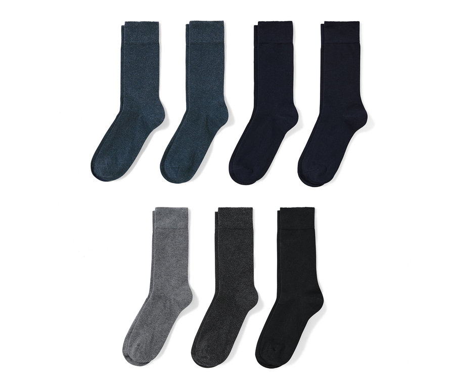 Sept paires de chaussettes de différentes couleurs.