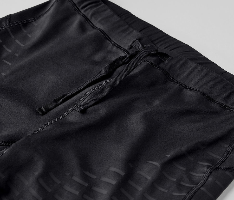 Gros plan sur un legging de sport noir.