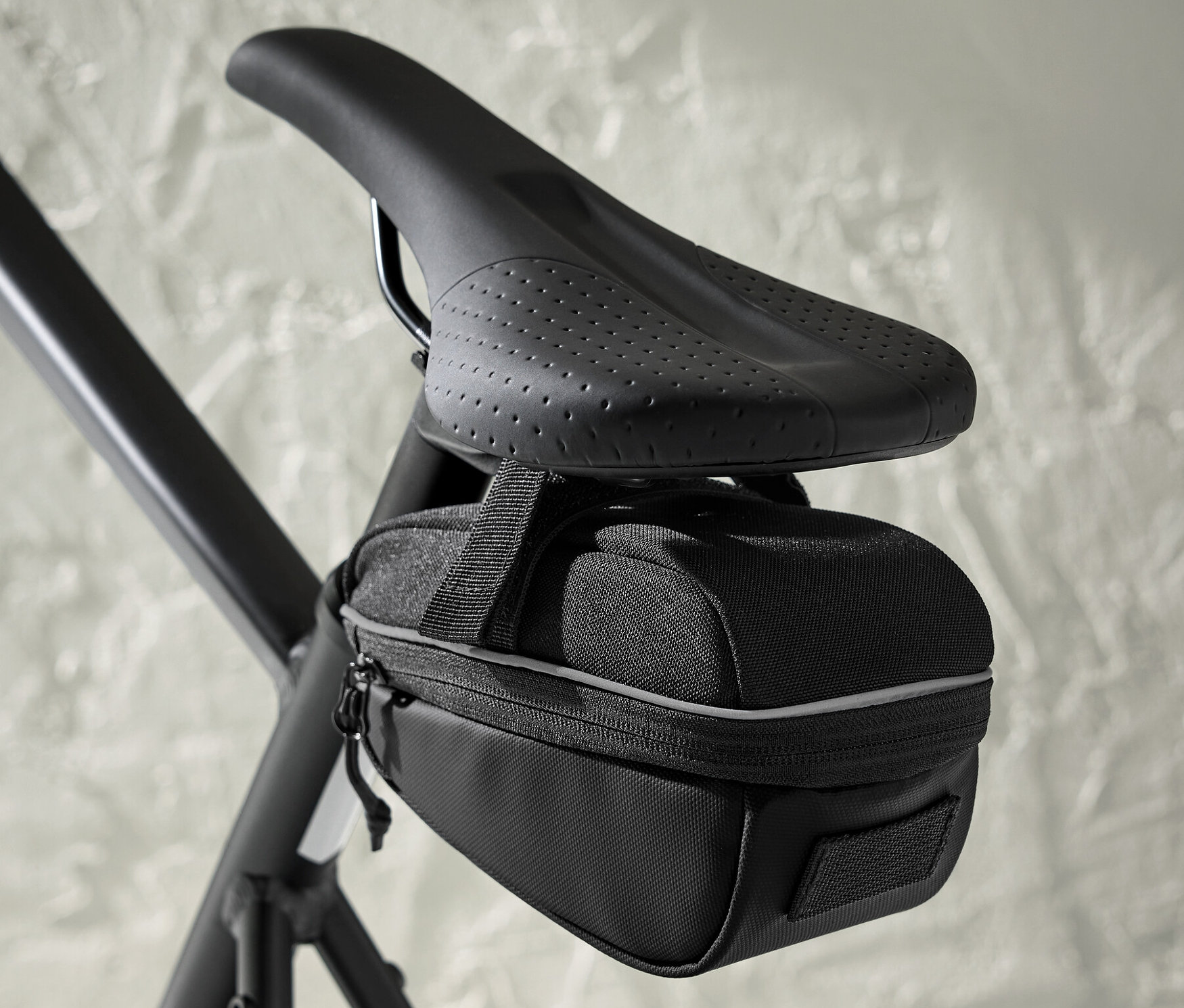 Une sacoche de selle pour vélo est fixée sous la selle d'un vélo.