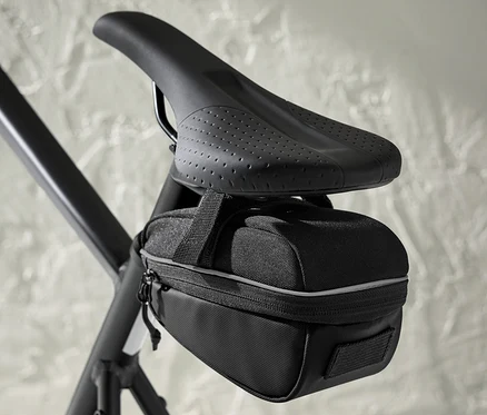 Une sacoche de selle pour vélo est fixée sous la selle d'un vélo.