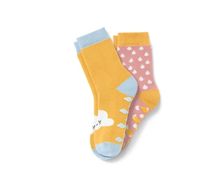 Deux paires de chaussettes antidérapantes roses pour tout-petits avec motifs de nuages et de pluie.