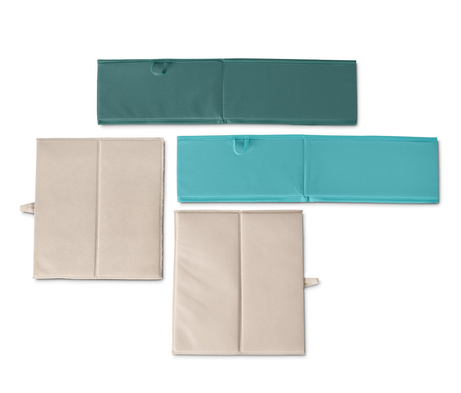 Deux grandes boîtes de rangement pour tiroir, une verte et une turquoise, et deux autres boîtes beiges dépliées.