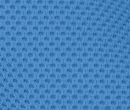 Gros plan d'une serviette de sport rafraîchissante bleu ciel.