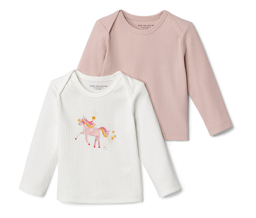 Deux t-shirts côtelés pour bébé : un rose uni et un blanc avec un motif de rhinocéros.