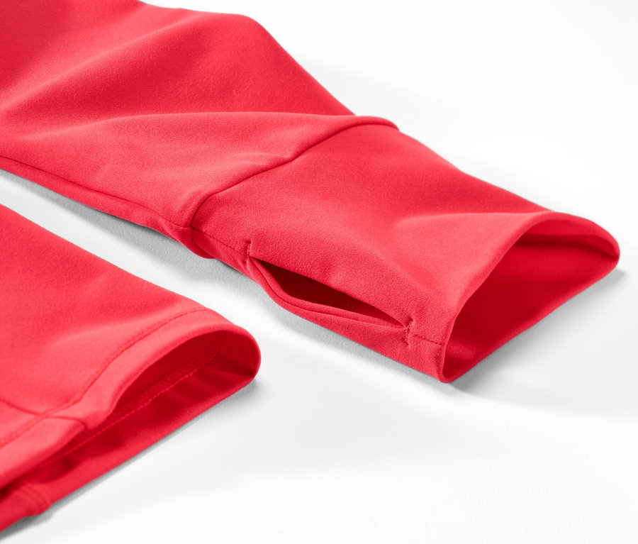 Détail d'une veste de sport rouge.