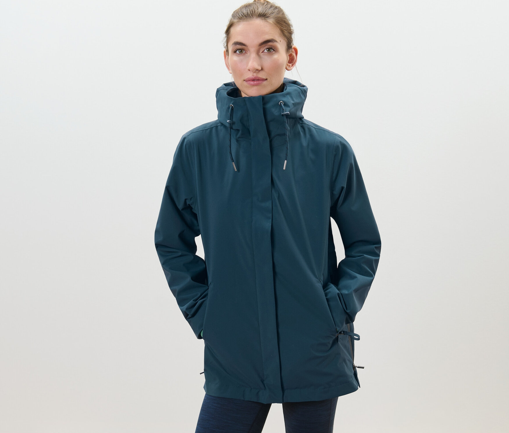 Une femme portant une veste de pluie 3 en 1.