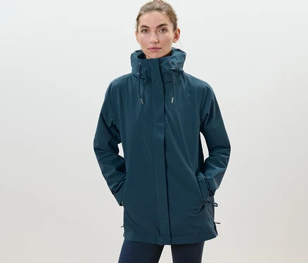 Une femme portant une veste de pluie 3 en 1.