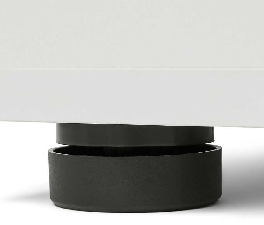 Gros plan sur le pied d'une étagère pour machine à laver avec espace de rangement latéral.